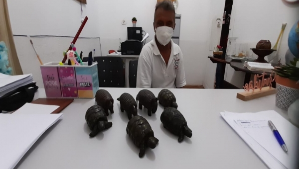 Antônio José, o artesão do Alto Tarauacá que confecciona animais com látex